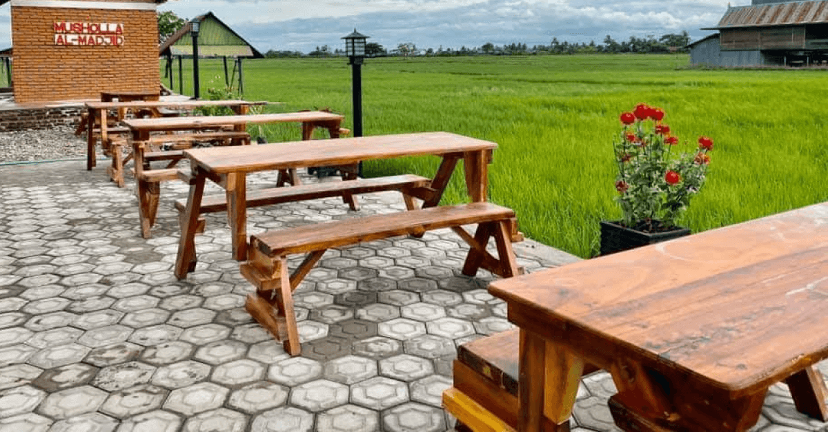 Lokasi cafe atau kedai kopi mudah dijangkau dan tempat ramai